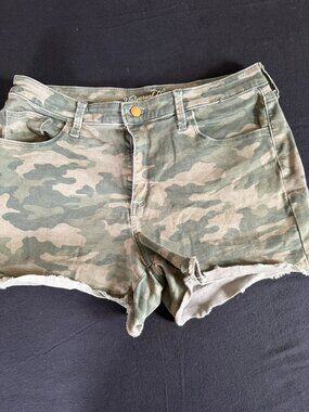 Women's Camo High Rise Midi Shorts Sizee 14/32
